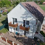 Melania Vendeghaz Balatonfőkajár