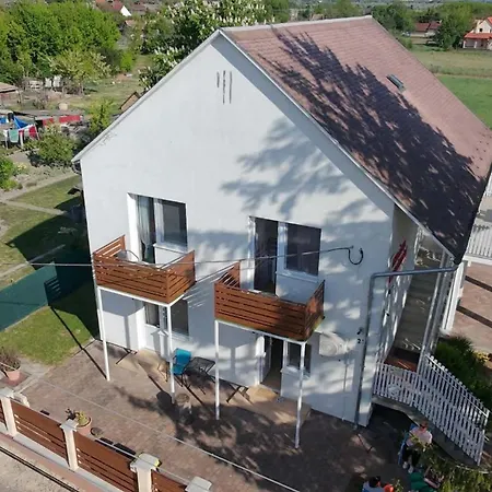 Melania Vendeghaz Balatonfokajar